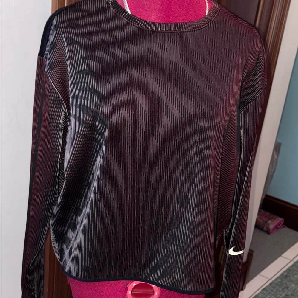 Nike  Top women’s  Running division Black red  abstract long sleeve Crewneck SzM